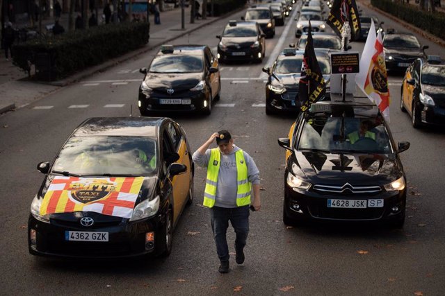 El portavoz de Élite Taxi, Tito Álvarez, durante una movilización convocada por Élite Taxi y Stac ‘’en defensa de la tarifa regulada y en defensa de los usuarios’’, a 17 de enero de 2023, en Barcelona, Catalunya (España). El sector del taxi ha convocado h