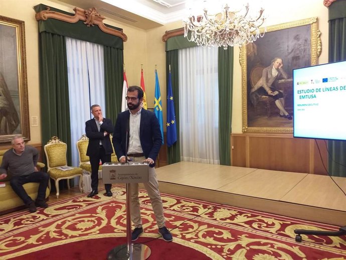 El director de proyectos de la empresa MCRIT, Frederic Lloveras, duante la presentación del estudio y rediseño de líneas de Emtusa de Gijón