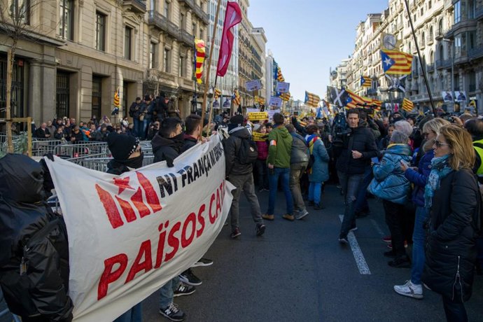 Manifestants independentistes davant el consolat francs a Barcelona