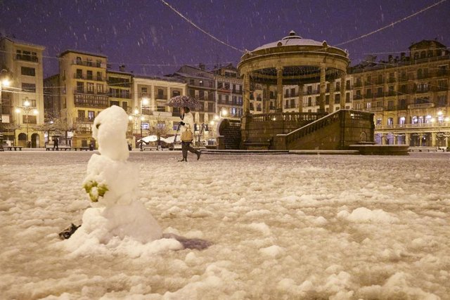 Un muñeco de  nieve, a 19 de enero de 2023, en Pamplona, Navarra (España). La Agencia Estatal de Meteorología (Aemet) mantiene la alerta naranja por acumulación de nieve en Navarra. Pamplona ha amanecido cubierta por una capa de unos cinco a diez centímet