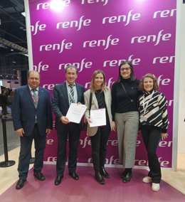Responsables de Renfe y de Fundos, tras la firma del convenio en Fitur.