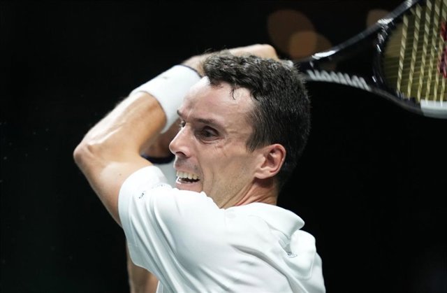 Archivo - 23 November 2022, Spain, Malaga: Spanish tennis player Roberto Bautista Agut in action against Croatia's Borna Coric during the quarter-final tennis match of the Davis Cup between Croatia and Spain in Malaga. Photo: -/LaPresse via ZUMA Press/dpa