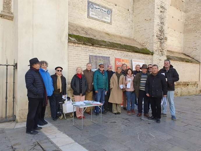 Nueva recogida de firmas ante el Patio de los Naranjos