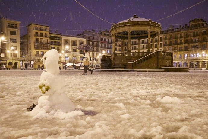 Un muñeco de  nieve, a 19 de enero de 2023, en Pamplona, Navarra (España). La Agencia Estatal de Meteorología (Aemet) mantiene la alerta naranja por acumulación de nieve en Navarra. Pamplona ha amanecido cubierta por una capa de unos cinco a diez centím