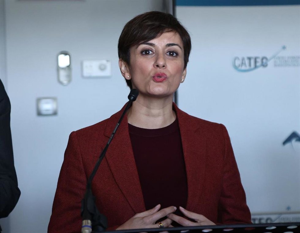 La ministra de Política Territorial y portavoz del Gobierno, Isabel Rodríguez, atiende a los medios en La Rinconada (Sevilla) durante una visita a la empresa Fada Catec.