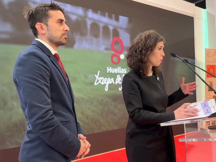 José Alberto Rodríguez y la directora general de Yemas de Santa Teresa, Isabel López.