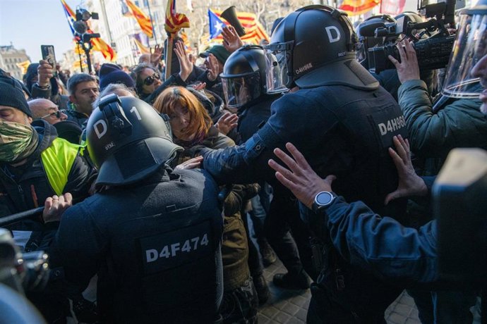 Agentes de los Mossos d'Esquadra cargan contra manifestantes independentistas concentrados en la ronda de Sant Pere de Barcelona esquina con plaza Catalunya, quienes se dirigían hacia la plaza Sant Jaume