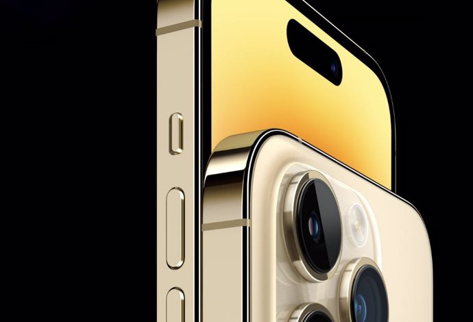 Modelo de iPhone 14 Pro color oro