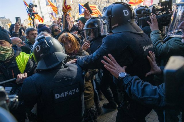 Agents dels Mossos d'Esquadra carreguen contra els manifestants
