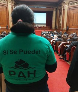 Protesta de la PAH durante una jornada del Icab sobre ocupación.