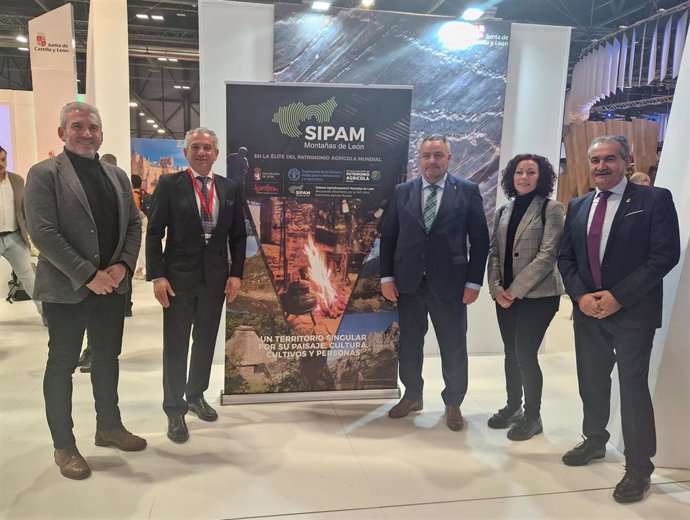 El presidente de la Diputación de León, Eduardo Morán (3d), durante los actos de presentación de la designación de las Montañas de León como Patrimonio Agrícola Mundial.