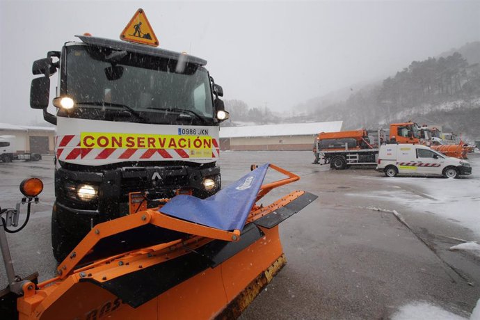 Una quitanieves aparcada, a 17 de enero de 2023, en Pedrafita do Cebreiro, Lugo, Galicia (España). La Dirección General de Emergencias e Interior de la Vicepresidencia Segunda de la Xunta ha activado la alerta naranja por acumulaciones de nieve en 24 ho