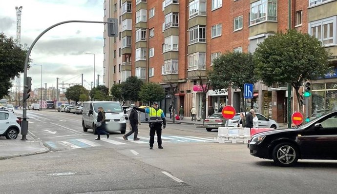 Un agente de la Policía Municipal de Valladolid ordena el tráfico en el cruce de la calle Recondo y Arco de Ladrillo.