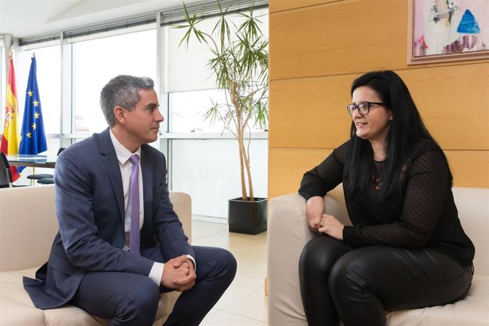 Archivo - Imagel de archivo de una reunión entre el vicepresidente y secretario general del PSOE de Cantabria, Pablo Zuloaga, y la alcaldesa de Cieza, Lorena Pérez