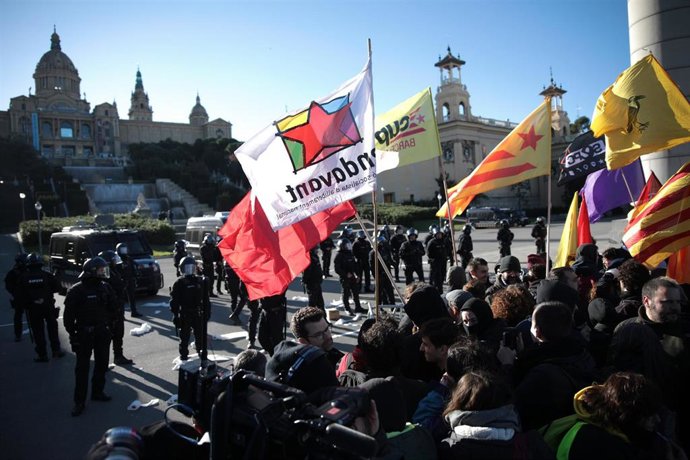Un cordón de Mossos d'Esquadra frente a los participantes en la manifestación Aquí no s'ha acabat res' contra la Cumbre Hispano-Francesa, a 19 de enero de 2023, en Barcelona, Catalunya (España).