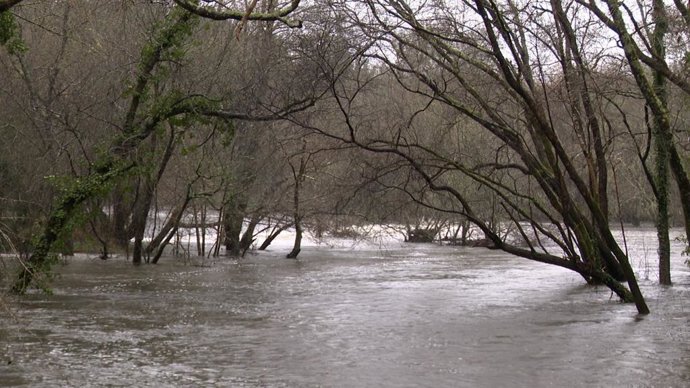 El río Tambre desbordado en el ayuntamiento de Oroso en A Coruña