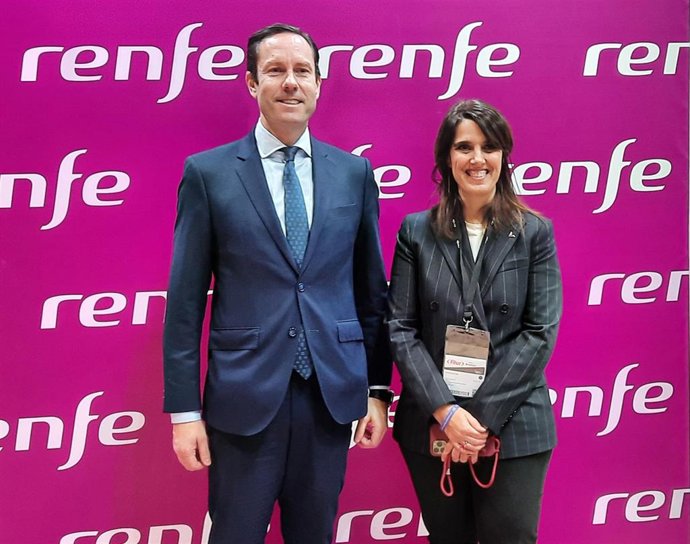 Firma del acuerdo entre Renfe y Avanza en Fitur