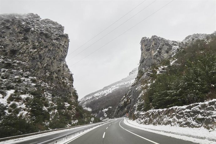 Una carretera con los laterales cubiertos de nieve, a 19 de enero de 2023.