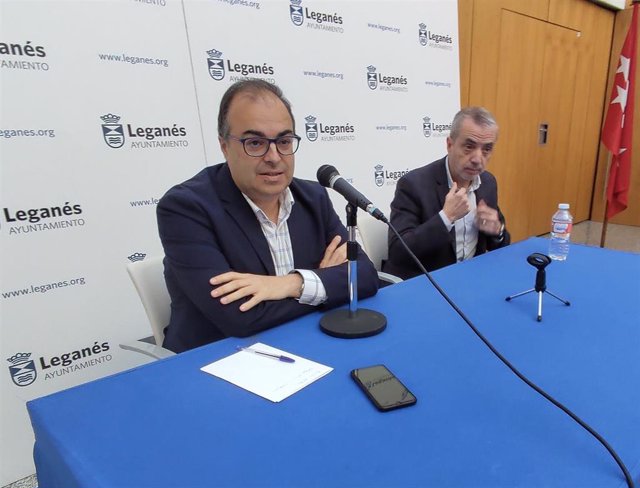 El alcalde de Leganés, Santiago Llorente (PSOE), en rueda de prensa