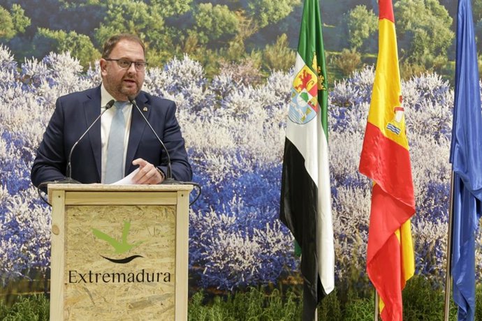 El alcalde de Mérida, Antonio Rodríguez Osuna, en el stand de Extremadura en Fitur.