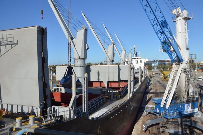El Lord Nelson ha descargado en el Puerto de Sevilla 16.000 toneladas de fertilizante.