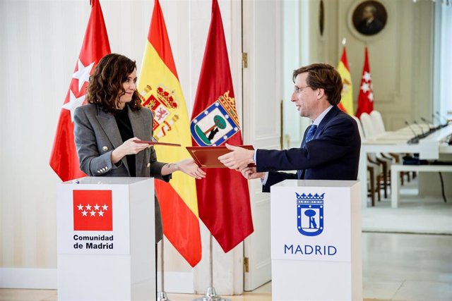 La presidenta de la Comunidad de Madrid, Isabel Díaz Ayuso, y el alcalde de Madrid, José Luis Martínez-Almeida, firman un convenio sobre los servicios del Comedor Social de la calle Canarias en Madrid, en la Real Casa de Correos, a 19 de enero de 2023