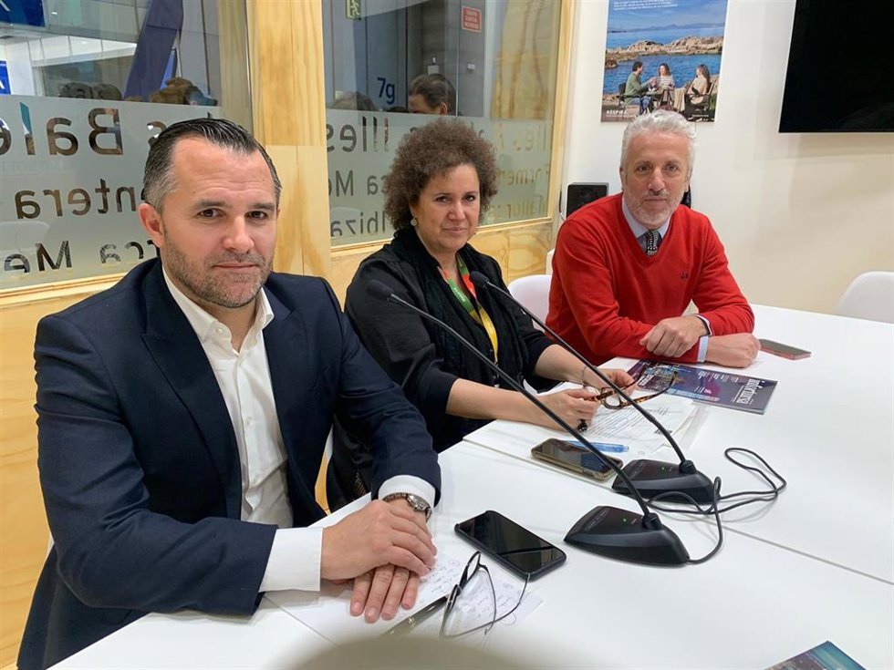 La regidora de Turismo de Palma, Elena Navarro, el gerente de la Fundació Turisme Palma 365, Pedro Homar, y el presidente de la Asociación Hotelera de Palma, Javier Vich, en Fitur.