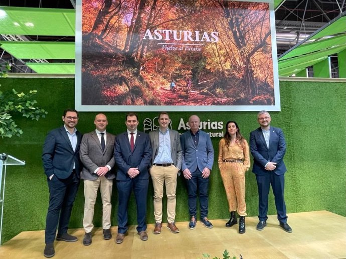 Adrián Pumares, en el centro, durante su visita Fitur.