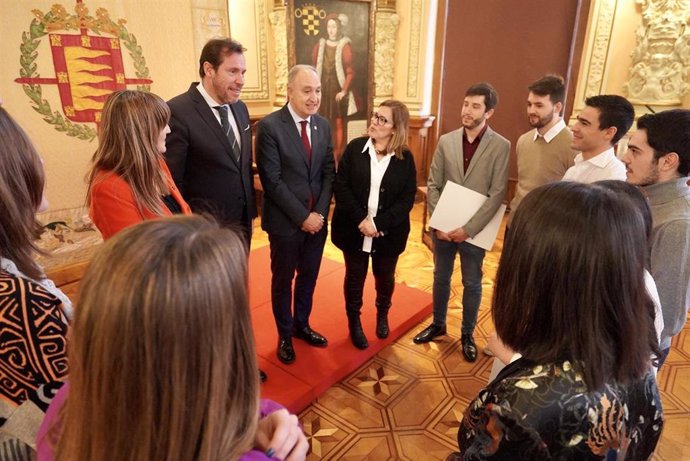 El alcalde de Valladolid, Óscar Puente, y el rector de la UVA, Antonio Largo, conversan con los premiados por TFM y TFG sobre Movilidad sostenible.