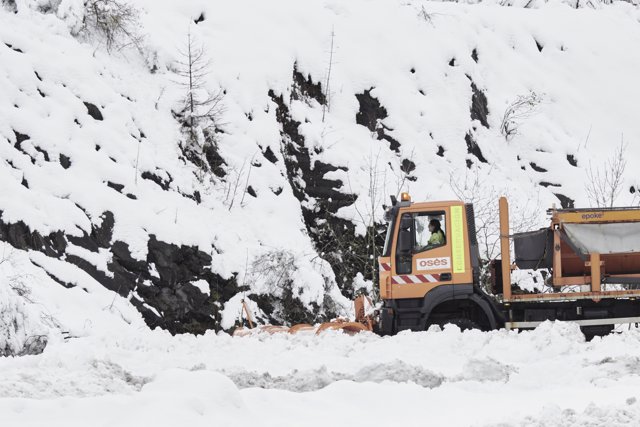 Una máquina quitanieves aparta la nieve en el alto de Pagozelai