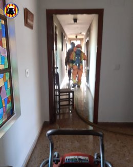 Bombers examinen el collegi de Torrent que ha registrat un incendi