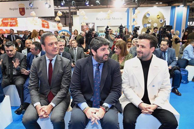El presidente murciano, Fernándo López Miras, acompañado por el consejero responsable de Turismo, Marcos Ortuño (1i), y por el líder del grupo Funambulista, Diego Cantero, en Fitur 2023.