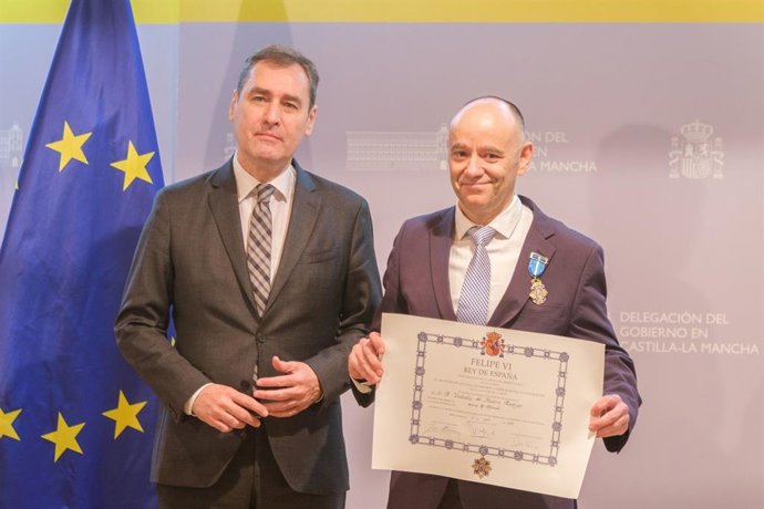 El delegado del Gobierno de España en Castilla-La Mancha impone la Cruz de Oficial de la Orden del Mérito Civil a Valentín del Hierro Rodrigo, jefe de la Unidad Territorial de Protección Civil y Emergencias de la Delegación