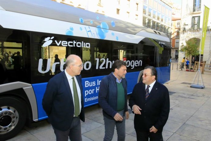 Archivo - Alicante.- El Ayuntamiento incorporará 23 autobuses eléctricos en 2023 para acercarse a las cero emisiones