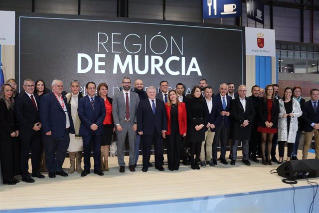El secretario general del PSOE en la Región de Murcia, Pepe Vélez, asiste con otros responsables socialistas al expositor de la Región en Fitur