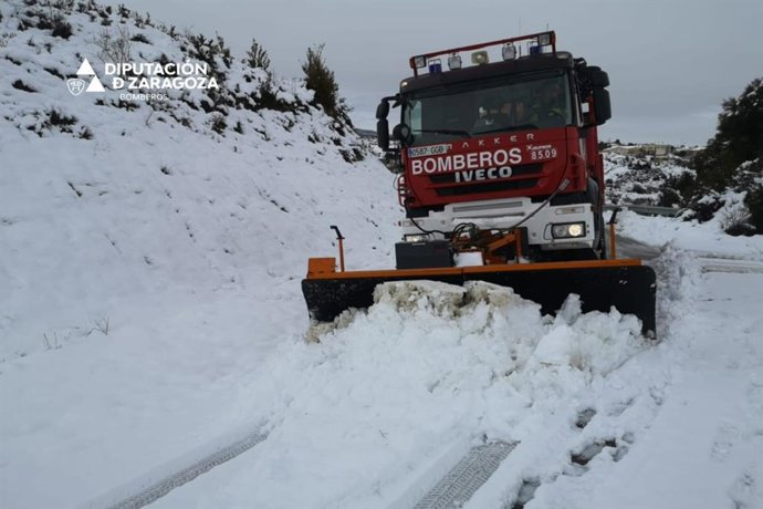 Bomberos de la DPZ trabajan en varias carreteras de las Altas Cinco Villas afectadas por las nevadas.