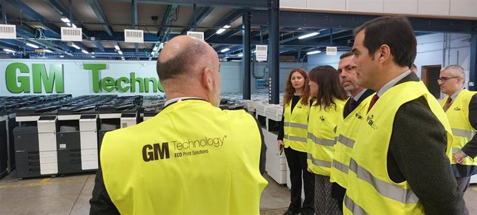 El consejero de Justicia, José Antonio Nieto, escucha las explicaciones de la empresa GM Technologhy, encargada de la impresión en órganos judiciales y fiscales.