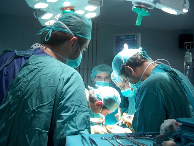 Archivo - Médicos del Hospital Universitario Virgen del Rocío de Sevilla realizan un trasplante.
