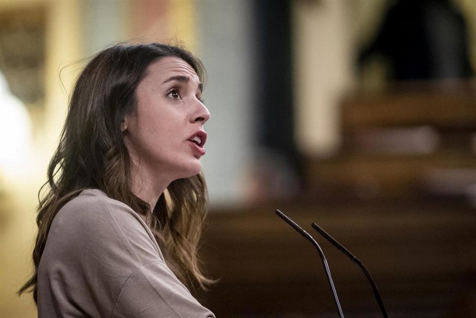 La ministra de Igualdad, Irene Montero, interviene durante una sesión plenaria, en el Congreso de los Diputados.