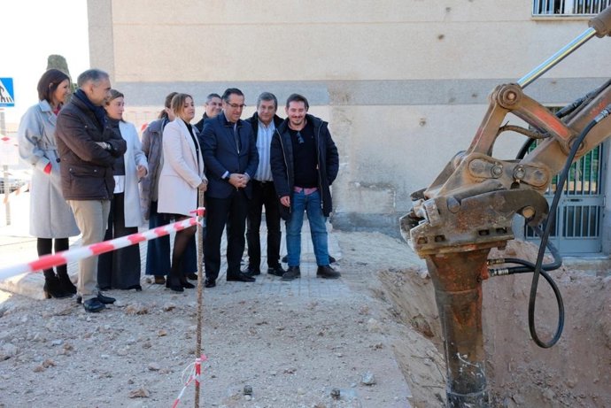 El delegado de Desarrollo Educativo y Formación Profesional y de Universidad, Investigación e Innovación, Miguel Briones, asiste al inicio de las obras de ampliación del IES Arroyo de la Miel de Benalmádena, con más de 979.000 euros de inversión