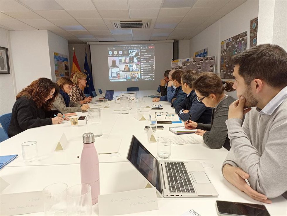 Reunión de coordinación con los técnicos municipales y las concesionarias del sistema de abastecimiento en la Oficina del Mar Menor