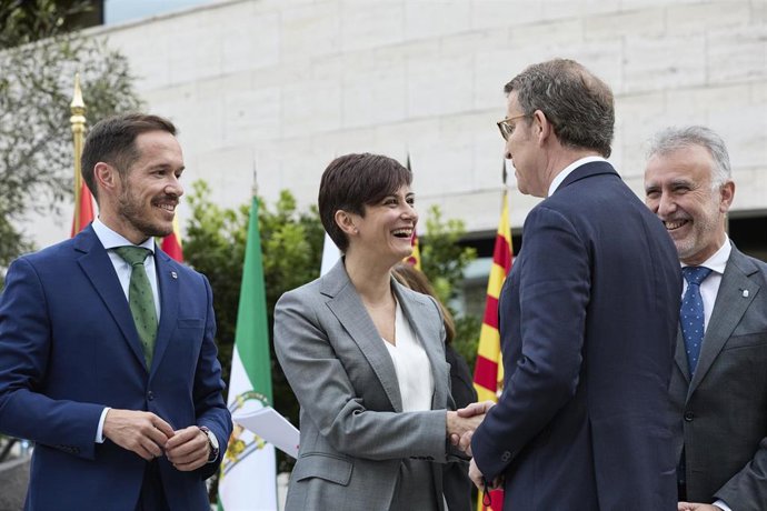 Archivo - (I-D) El presidente del cabildo de La Palma, Mariano Hernández Zapata; la ministra Portavoz y de Política Territorial, Isabel Rodríguez y el presidente de Canarias, Ángel Víctor Torres, saludan al presidente de la Xunta de Galicia, Alberto Núñ