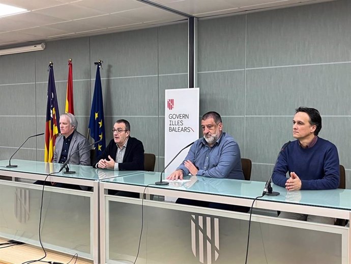 Rueda de prensa tras la reunión de la Mesa Social del Juego en Baleares: el portavoz de la OCU, Enrique García, el vicepresidente del Govern, Juan Pedro Yllanes; su secretario autonómico, Jesús Jurado; y el director de FAPA Mallorca, Miguel Á. Guerrero.