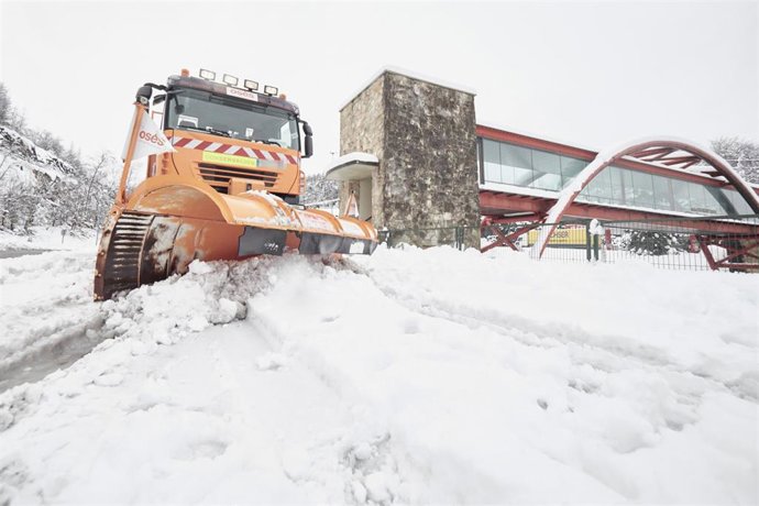 Una máquina quitanieves en el alto de Pagozelai, a 19 de enero de 2023, en Pamplona, Navarra (España). La Agencia Estatal de Meteorología (Aemet) mantiene la alerta naranja por acumulación de nieve en Navarra. Pamplona ha amanecido cubierta por una capa