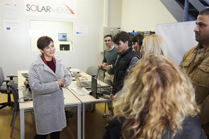 La ministra de Política Territorial y portavoz del Gobierno, Isabel Rodríguez, durante la visita a las empresas Solar Mems Technologies y la empresa Fada-Catec en el Parque Aerópolis (Sevilla), a 19 de enero de 2023 en Sevilla (Andalucía, España). La mi