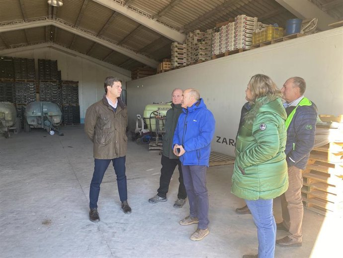 El presidente provincial del PP Zaragoza, Ramón Celma, en una explotación de Ricla.