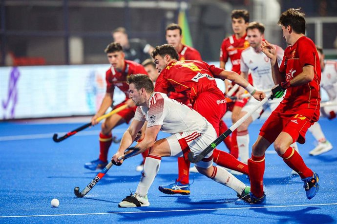 Jugada del partido entre Inglaterra y España, con derrota española por 0-4, en el último partido de la fase de grupos del Mundial de India