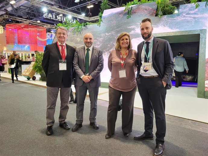 El concejal de Turismo de Gijón, Santos Tejón (segundo por la izda), en la firma en Fitur del acuerdo para Gijón acoja la convención anual SpainDMCs -- agencias del sector MICE--