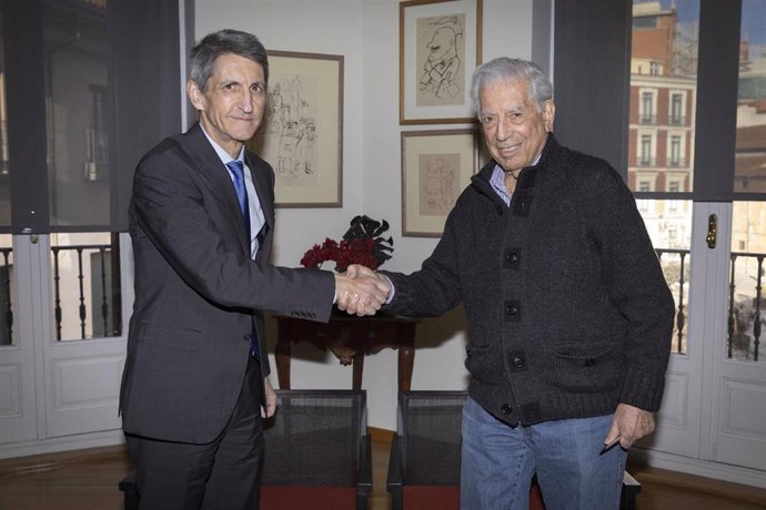 El convenio entre las dos instituciones ha sido firmado por José M. Domínguez, presidente de la Fundación Bancaria Unicaja, y Mario Vargas Llosa, Premio Nobel de Literatura y presidente de la Cátedra.