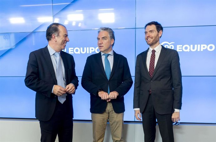 (I-D) El diputado Carlos Adanero, el coordinador general del Partido Popular (PP), Elías Bendodo, y el diputado Sergio Sayas se reúnen en la sede del partido, a 19 de enero de 2023, en Madrid (España). El Partido Popular alcanzó esta semana un acuerdo c